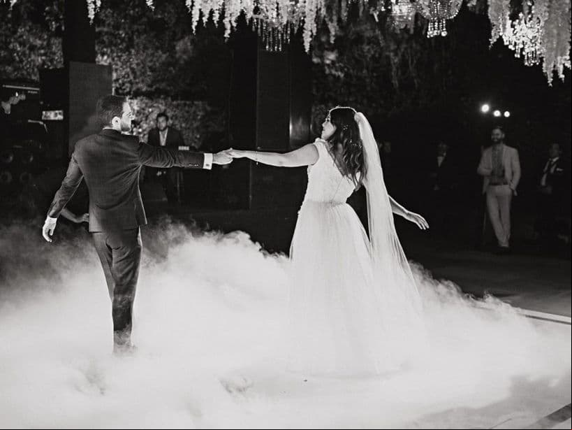Yuridia y su mánager, Matías Aranda, se casaron el 7 de diciembre en un jardín de Tepoztlán, Morelos. A través de su cuenta oficial de Instagram, la cantante compartió varias fotografías de su boda, dejando claro que estuvo acompañada por sus seres queridos más importantes. “El día más feliz con las personas que más amo”, precisó.