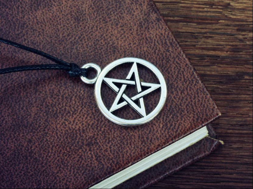Es el amuleto de protección más antigua que existe. Simboliza la armonía del cuerpo y del espíritu; la perfecta salud física, energética y espiritual del hombre.