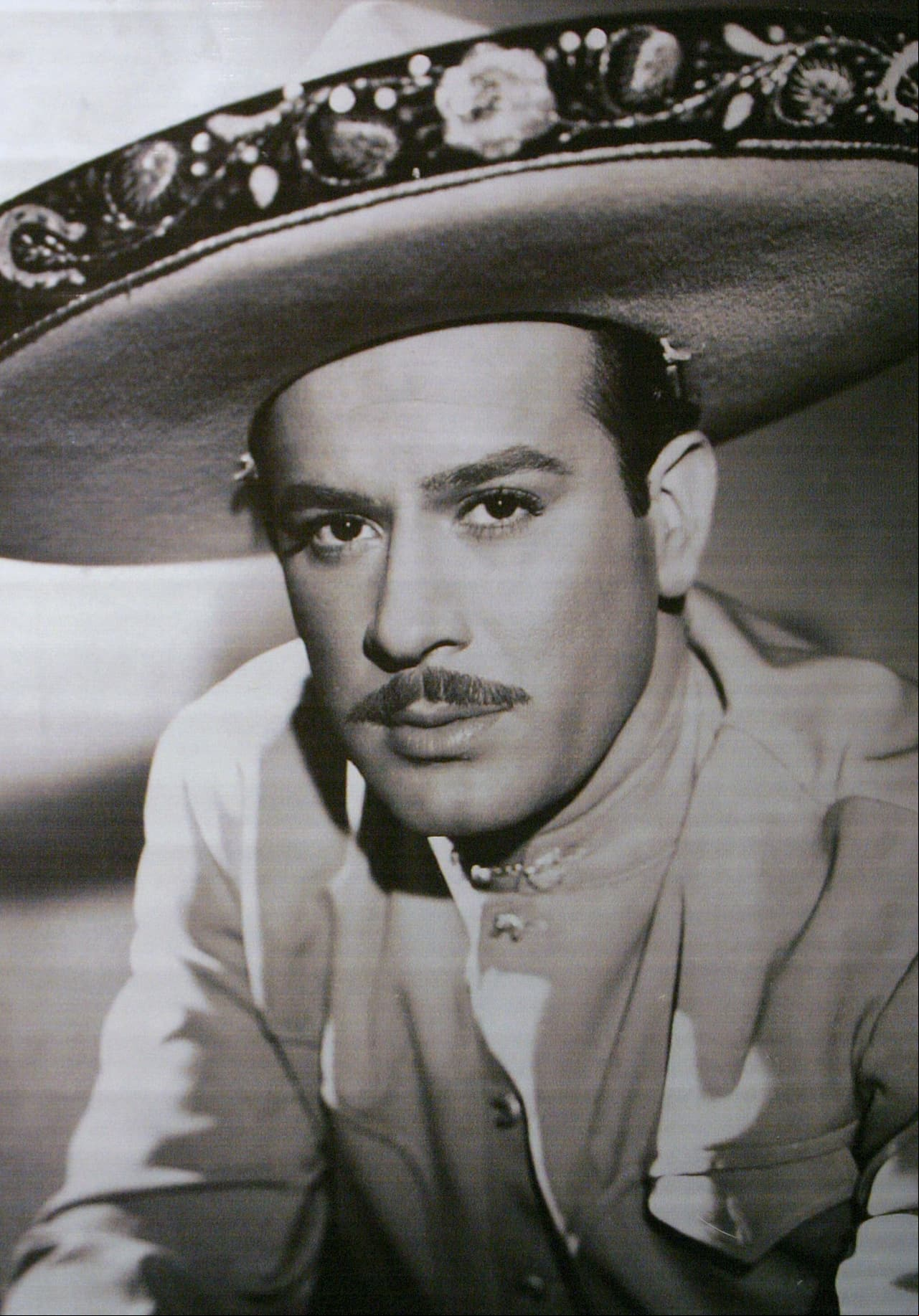 Un caso muy similar es lo que ocurrió con Pedro Infante, quien murió luego de que la aeronave en la que viajaba se desplomara en Mérida, Yucatán. El desplome de su avión ocurrió el 15 de abril de 1957. Su muerte causó gran conmoción en México, pues ocurrió en la cima de su carrera.
