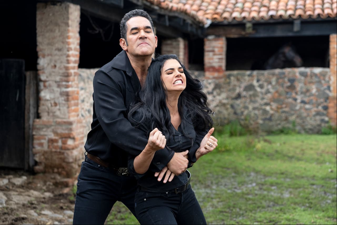 En el desenlace de "La Desalmada", 'Octavio' intenta atacar a 'Fernanda' para abusar de ella otra vez; ella trata de ponerlo en su lugar.