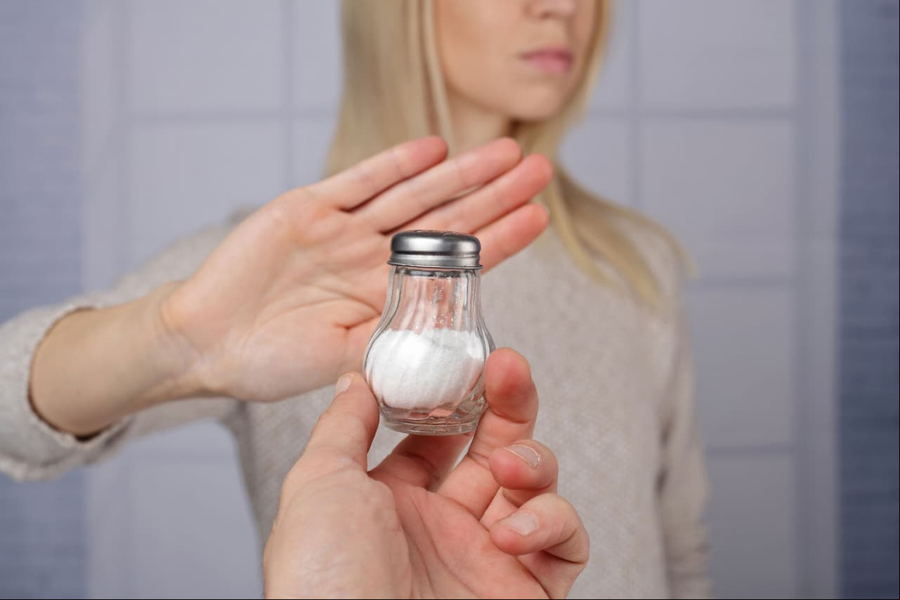 “Como recomendación en general, deberíamos de no agregar tanta sal a los alimentos durante todo el día porque los alimentos que son procesados tienen un alto contenido de sodio y si nosotros agregamos más nos estamos predisponiendo a tener enfermedades cardiovasculares, sobre todo la hipertensión arterial”, dijo.