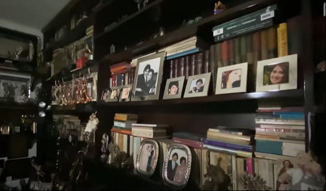 La afición de Carmen Salinas por la lectura le dejó una biblioteca repleta de libros, los cuales, contó, ya no le caben en los libreros por lo que, algunos, están en varios rincones de su casa.