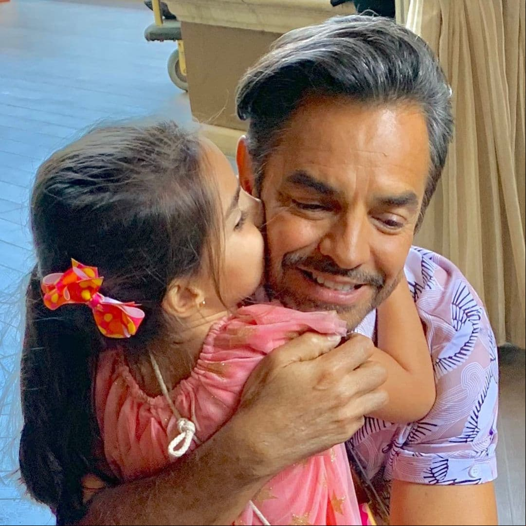 Eugenio Derbez cuida de su hija en Estados Unidos.