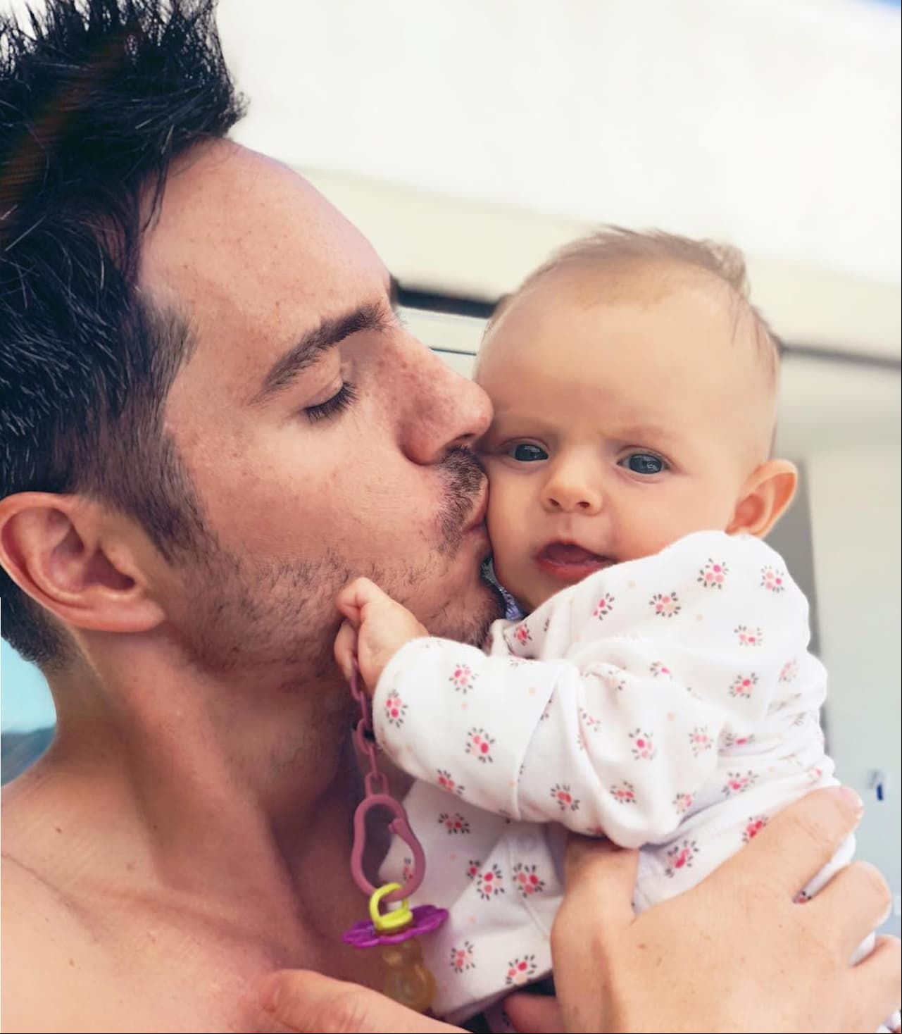 Mauricio Ochmann en compañía de su hija Kailani