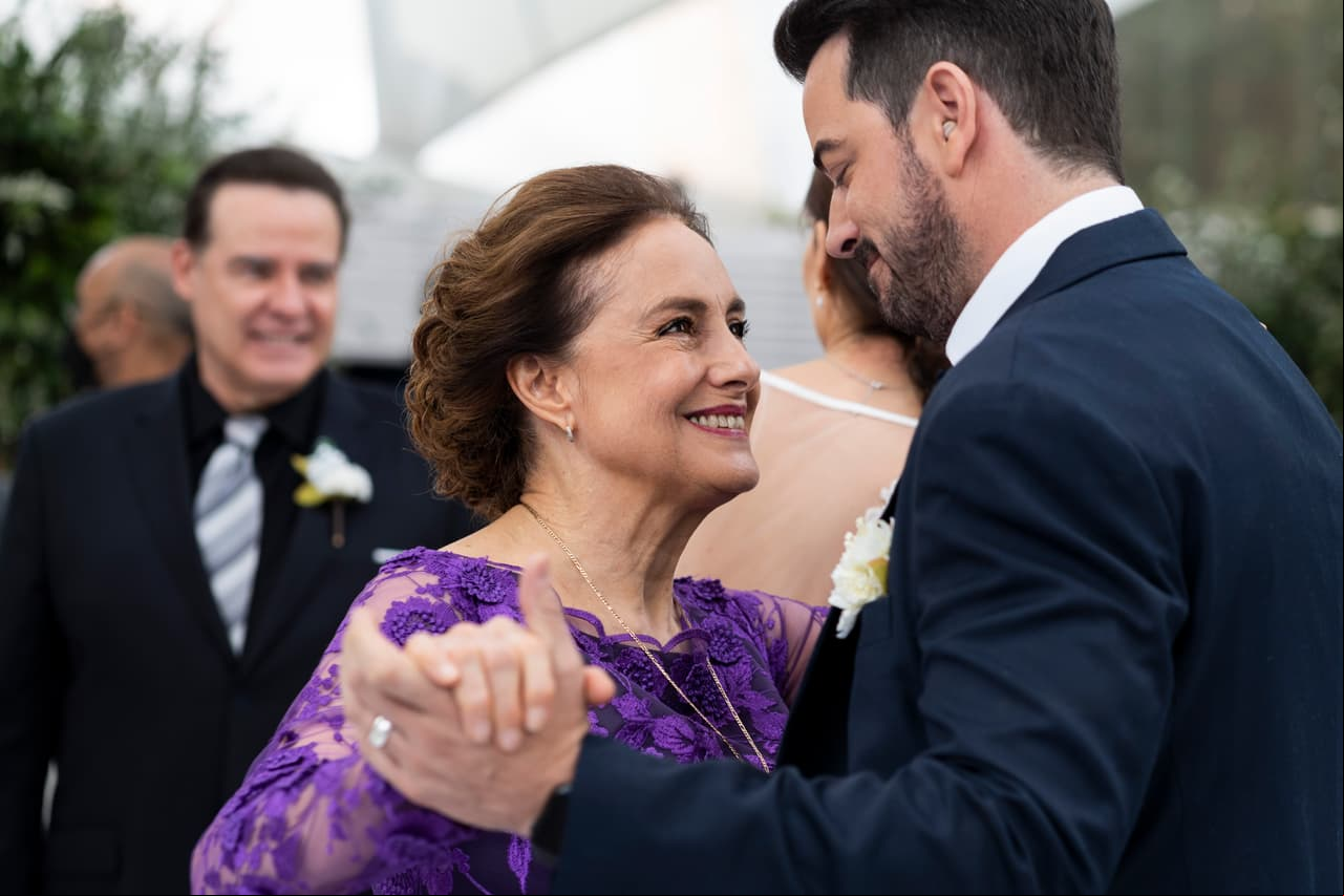 En esta gran celebración no podía faltar el tradicional baile del novio con la mamá de la novia. Luz le pidió a Patricio cuidar a Regina toda su vida.