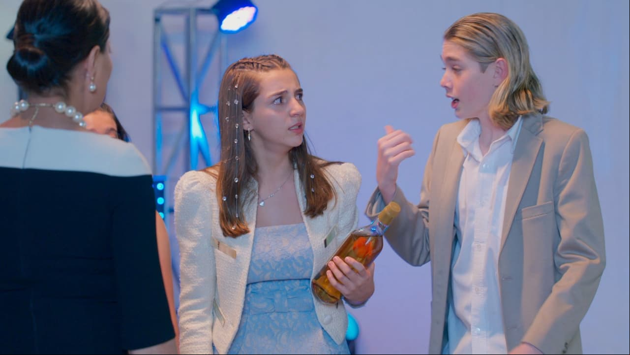 La fiesta termina, pero 'Iñaki', para evitar el regaño, culpa a 'Danna' de haber llevado el alcohol a la fiesta.