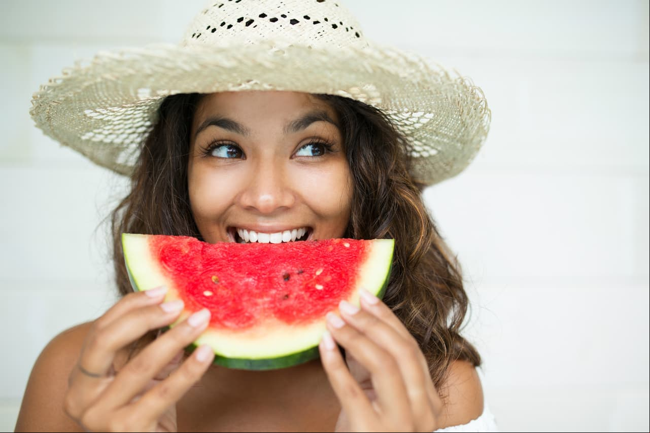 Sandía. La deshidratación es una de las causas más comunes de dolor de cabeza. El consumir alimentos ricos en agua como esta fruta ayuda a aliviarlo.
