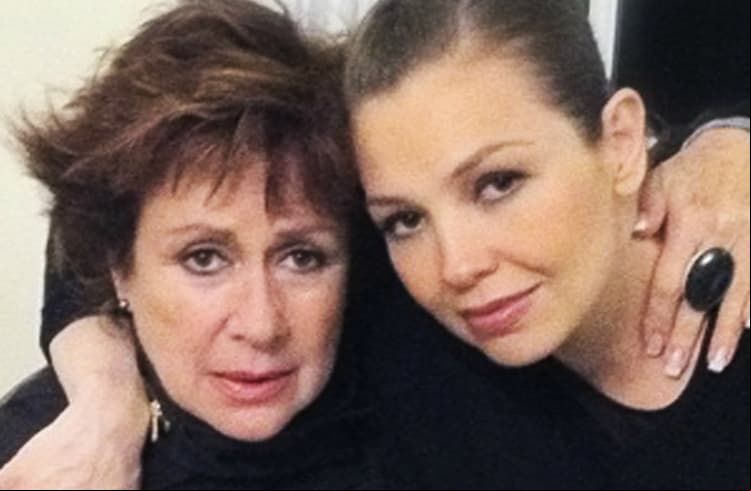 Thalía acudió a la misa de 100 años de su abuela en casa de Laura Zapata