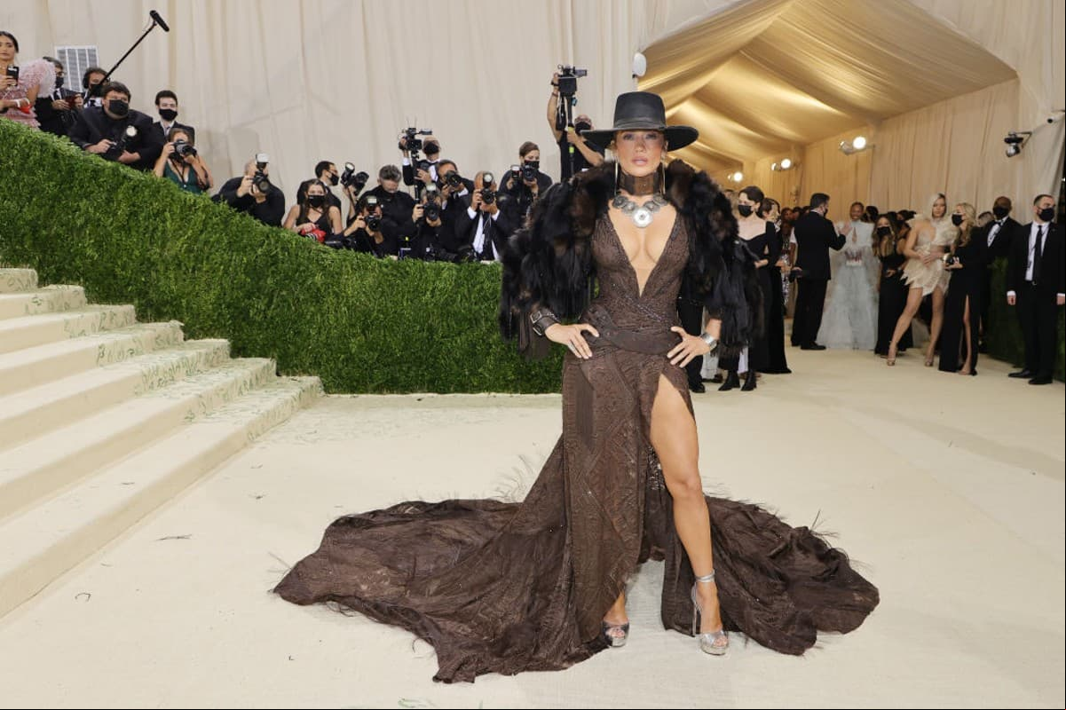 Como toda una estrella de Hollywood, Jennifer Lopez robó miradas con su espectacular vestido Ralph Lauren en tonos cafés y un escote profundo durante el MET Gala 2021. La ‘Diva del Bronx’ cautivó a los expertos de moda por el abrigo de peluche y el sombrero con el que complementó su look.
