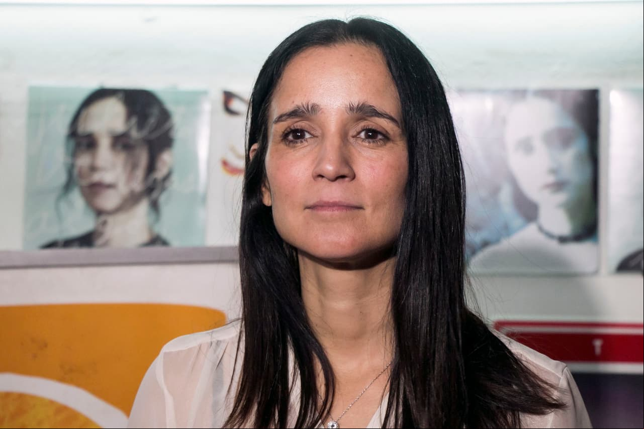 MEXICO CITY, MEXICO - DECEMBER 14: Mexican Singer Julieta Venegas signs autographs for fans during the promotion of his new album 'Vinil' at Roma Records store on December 14, 2016 in Mexico City, Mexico. (Photo by Luis Ortiz/Clasos/LatinContent via Getty Images)