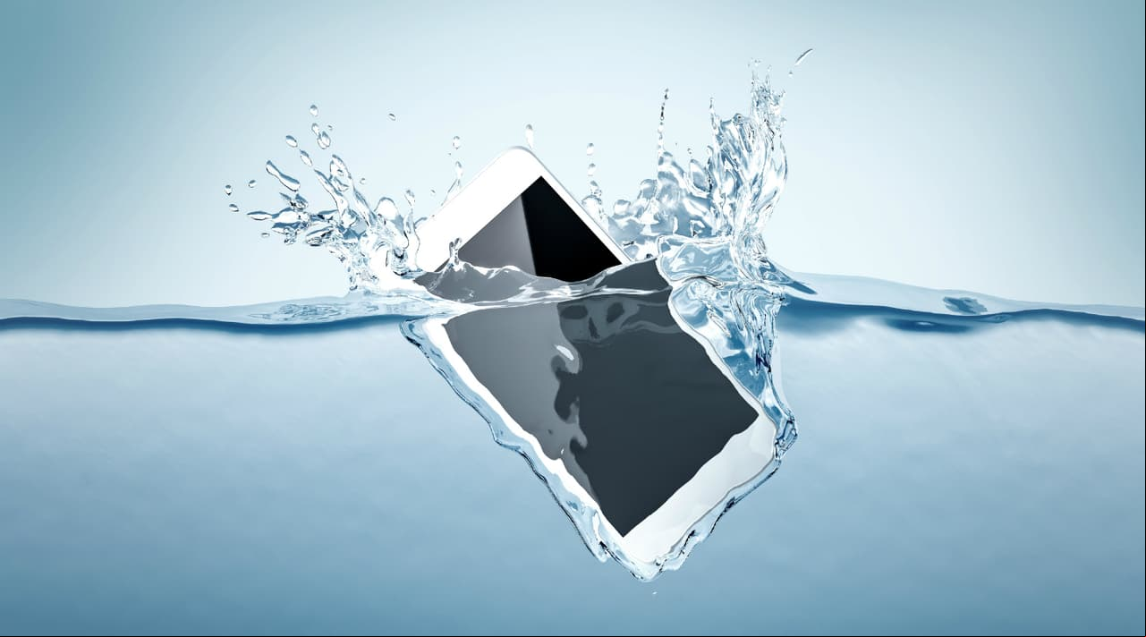 ¿Qué hacer si se moja el celular?
