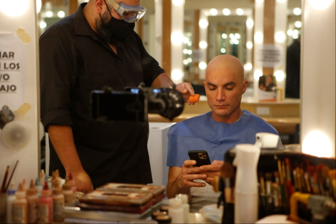 El actor se sometió a un proceso de caracterización por los especialistas de maquillaje de Televisa para 'perder' el pelo y darle mayor realismo al personaje.