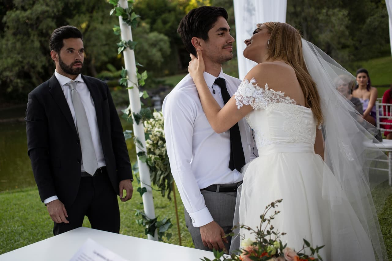 Los novios lograron casarse y sellaron el enlace con un tierno beso de amor. Aunque Sebastián sufría al verlos...
