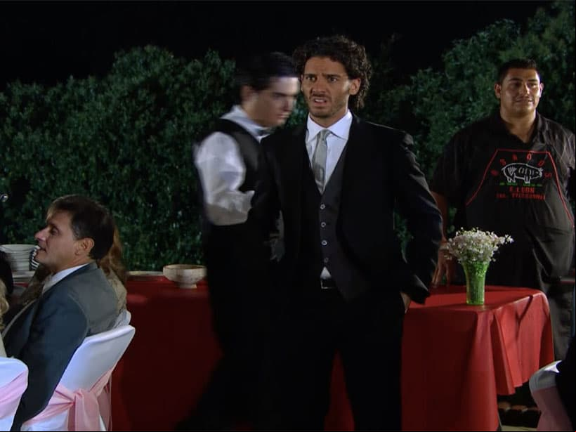 Otro de los favores encargados, fue invitar a los amigos de Alma para presenciar la majestuosa noche de compromiso. Pero a la fiesta asiste un coro de plebes como los llama Rogelio. ¡Creemos que la lista de invitados excedió el número de lugares!