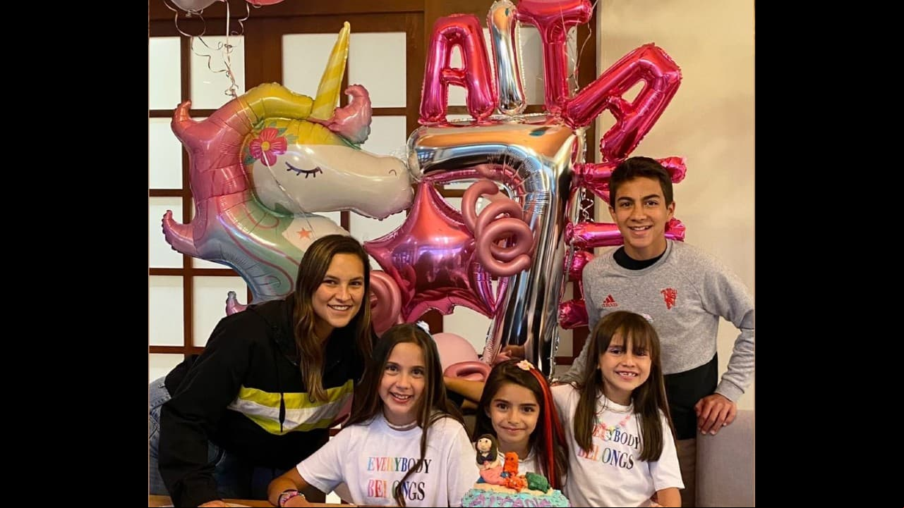 La decoración también fue espectacular con globos en forma de unicornios, estrellas y el nombre de la festejada en letras rosas.