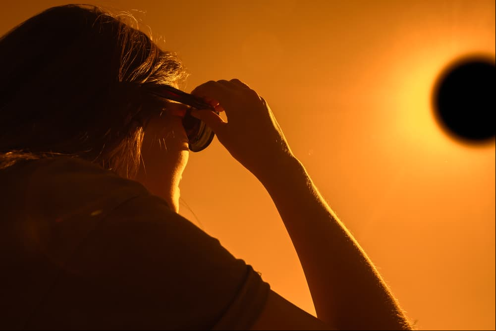 A qué hora será el eclipse solar y cómo verlo de forma segura (y que no te quedes ciego)
