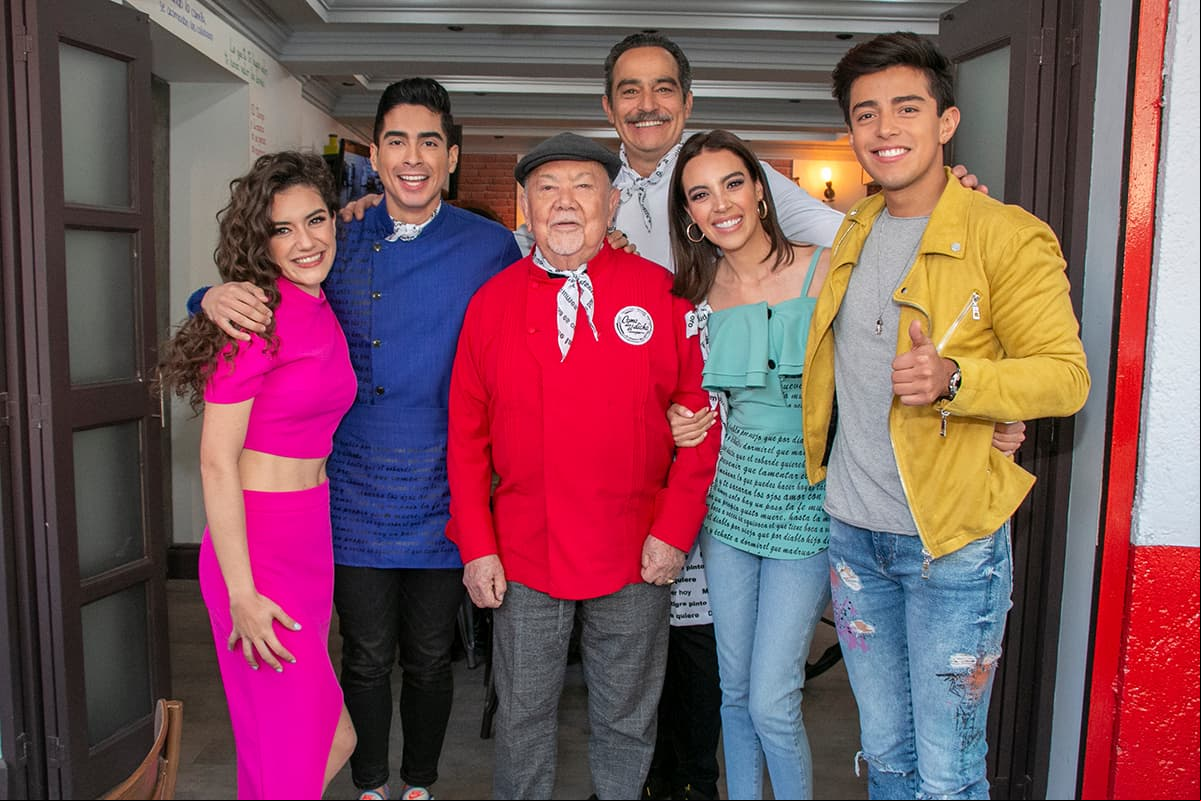 Bianca de Souza y Alex Padilla se unen al elenco como conductores digitales y amigos de 'El Dicho'.