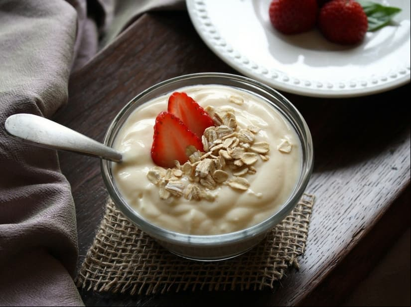 Yogurt natural: Las 'bacterias buenas' de este alimento regulan la flora intestinal y protege el sistema inmunitario.
