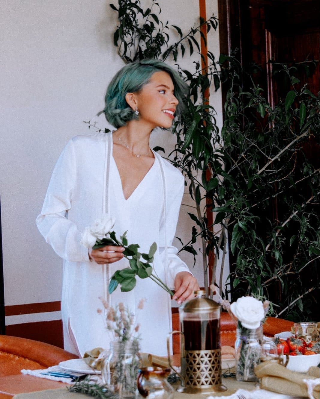 Una de las famosas que aplaudió lo camaleónica que se volvió Ángela en su estilo fue Ana Bárbara, quien en una de las instantáneas comentó, "¡Qué chula!".