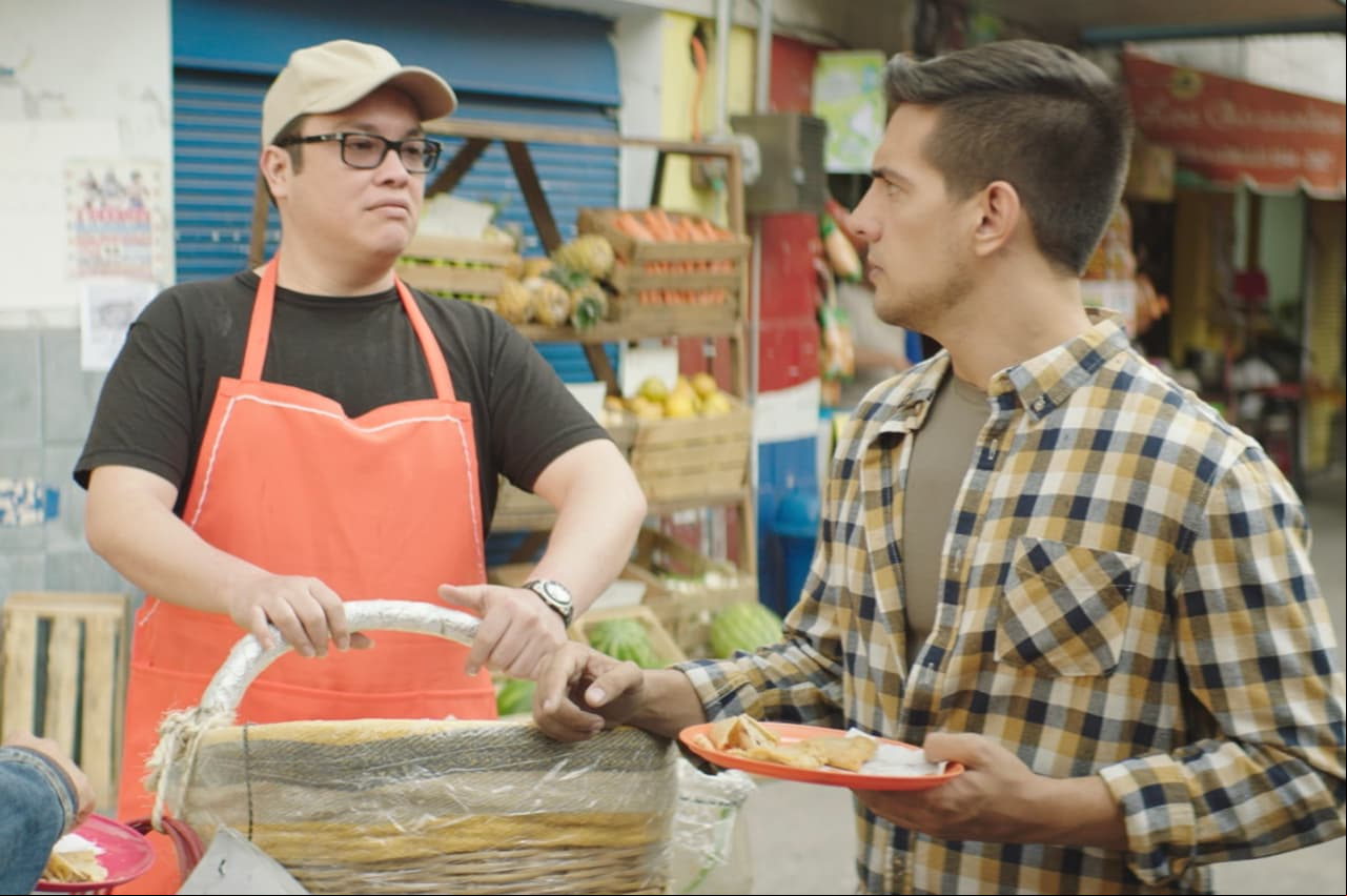 Vadhir Derbez come tacos de canasta y busca mejorar en el nuevo tráiler de ‘El Mesero’