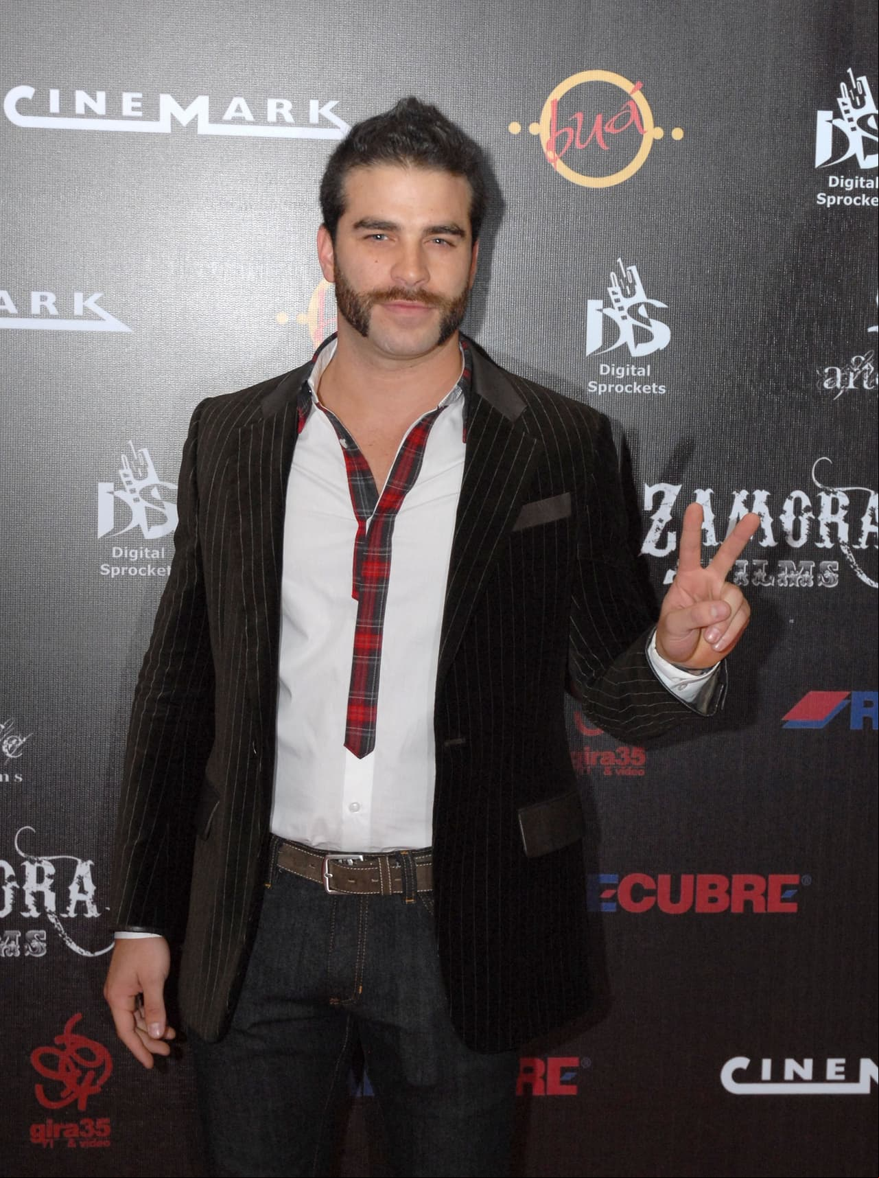 El actor hizo su debut en el cine con la película ‘Así del precipicio’ (2007), en la que compartió créditos con grandes figuras como: Ana de la Reguera, Ingrid Martz, Gaby Platas, Anna Ciocchetti, Rafael Amaya, Martha Higareda, entre otros.