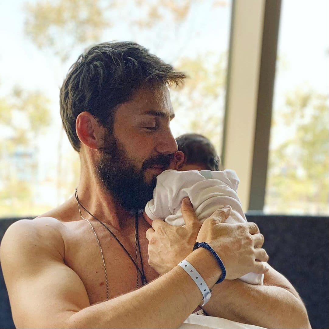 El actor no ha revelado el nombre del bebé, pero aseguró sentirse feliz por este nuevo capítulo en su vida. “Ya te tenemos aquí... menuda experiencia. Pues va a ser verdad eso de que no se puede expresar con palabras lo que se siente al ver nacer una vida”, dijo en su cuenta de Instagram.