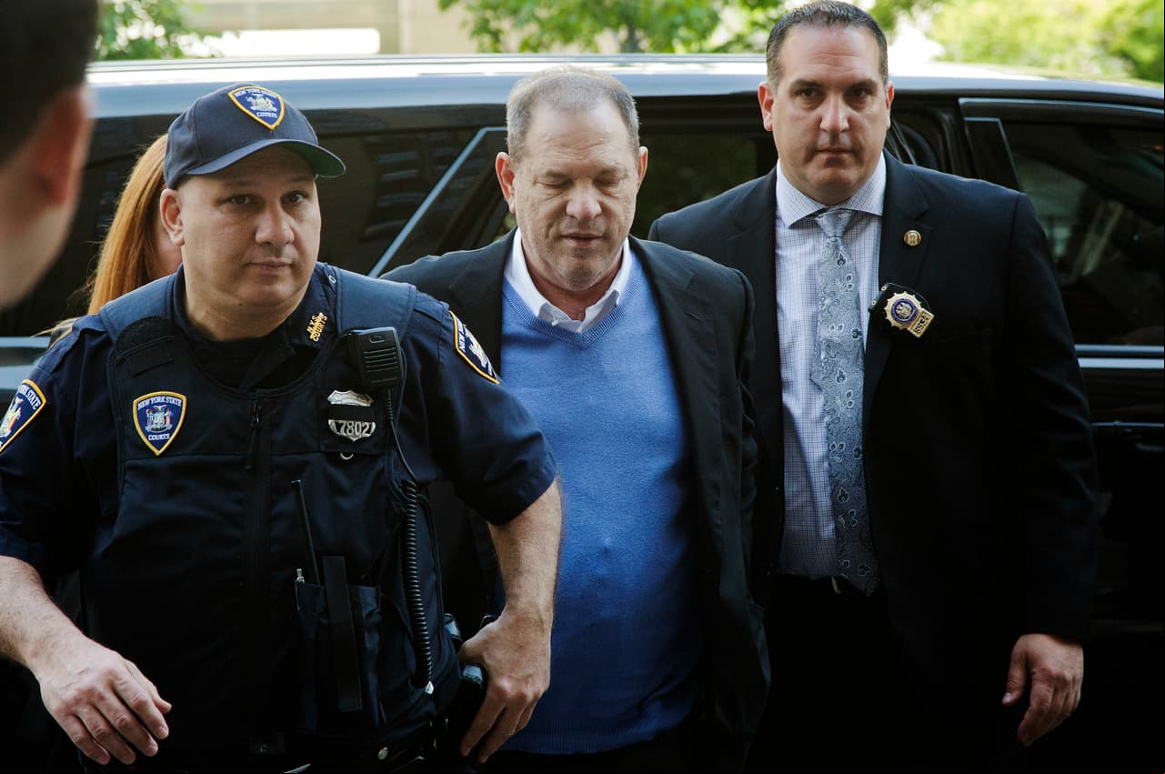 Harvey Weinstein se entrega a las autoridades tras acusaciones de violación