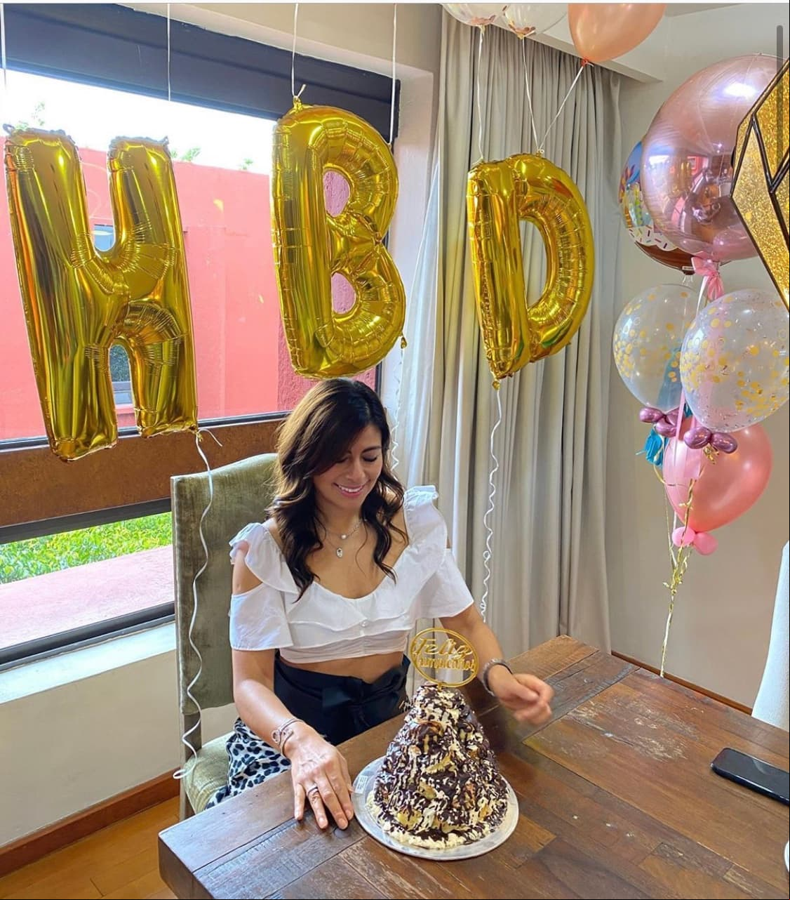 En días recientes, "Liz" también publicó una imagen para celebrar su cumpleaños, en la que escribió al pie: "La vida es una obra de arte que no permite ensayos... Por eso, ríe, canta, baila, llora y vive intensamente cada momento de tu vida... antes que el telón baje y la obra termine sin aplausos"- Charles Chaplin".
