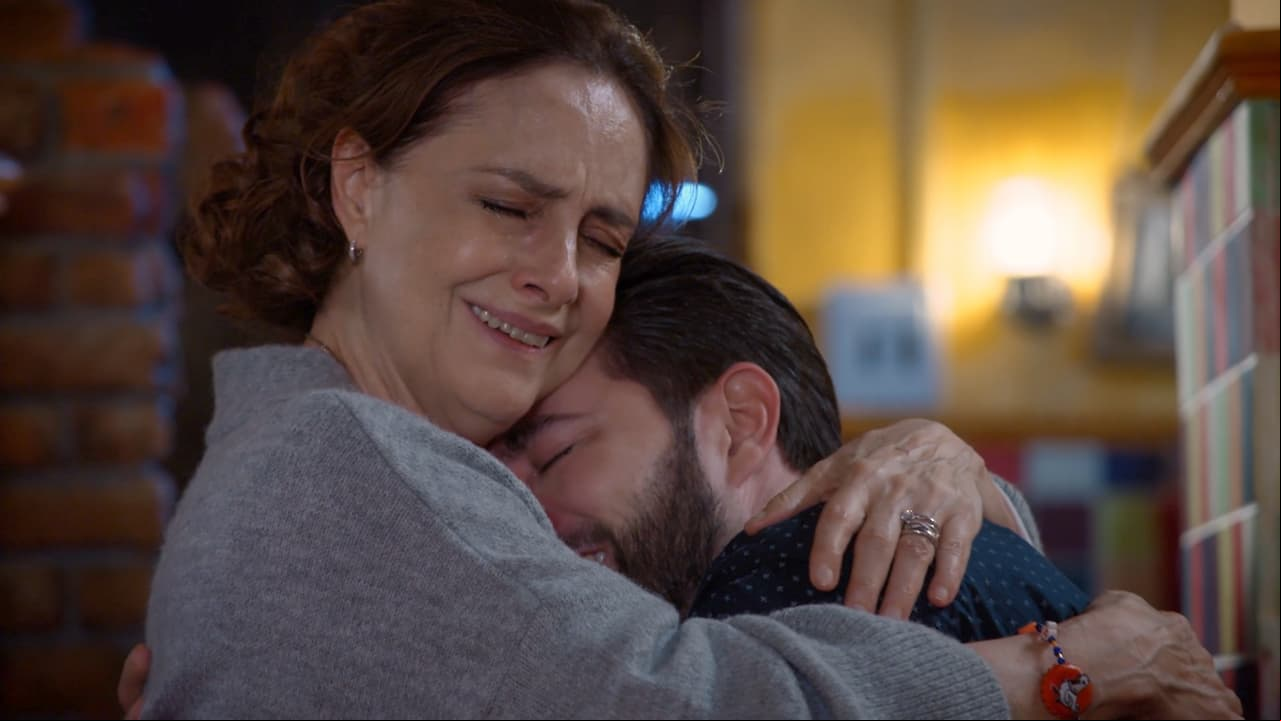 En 'Qué le pasa a mi familia', la mamá gallina y su pollito mayor vivieron un momento doloroso cuando él le confiesa que conoce su secreto. Arrepentido de todo, le pide perdón por ser tan malo. Si te perdiste esta escena, aquí te dejamos las frases más emotivas del personaje interpretado por Fernando Noriega.