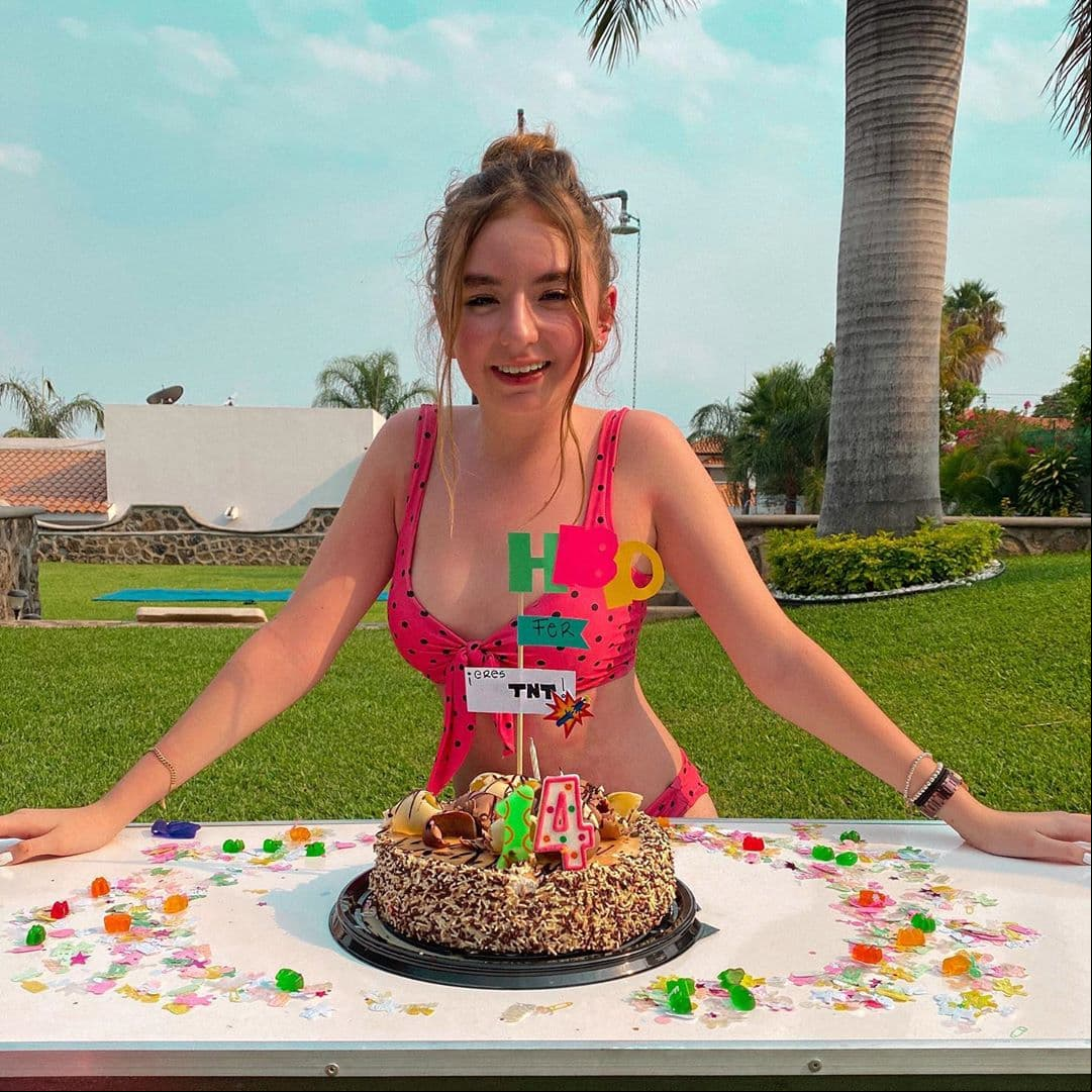 “Inicia una nueva etapa y una de las más importantes para mí. Qué lindo cumplir años al lado de personas tan especiales, al lado de mi nueva familia. Un cumple un tanto distinto en cuarentena pero feliz, agradecida con mis amigos, con mi familia, con ustedes y con cada persona que se tomó el tiempo para escribirme y mandarme buenas vibras. (...) Gracias a ustedes por apoyarme siempre. Los amo”, escribió la joven en Instagram, mostrando el pastel que le regaló su hermana.