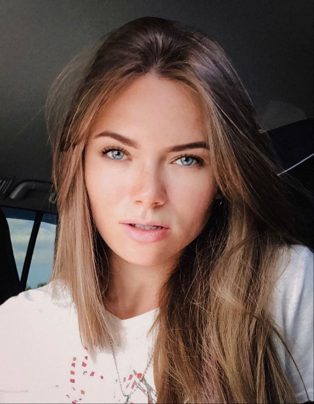 Aunque se desconoce a qué se dedica la mayor de las hermanas Baeva, en su cuenta de Instagram suele compartir algunas fotografías con su esposo, con quien lleva poco más de tres años de casada.