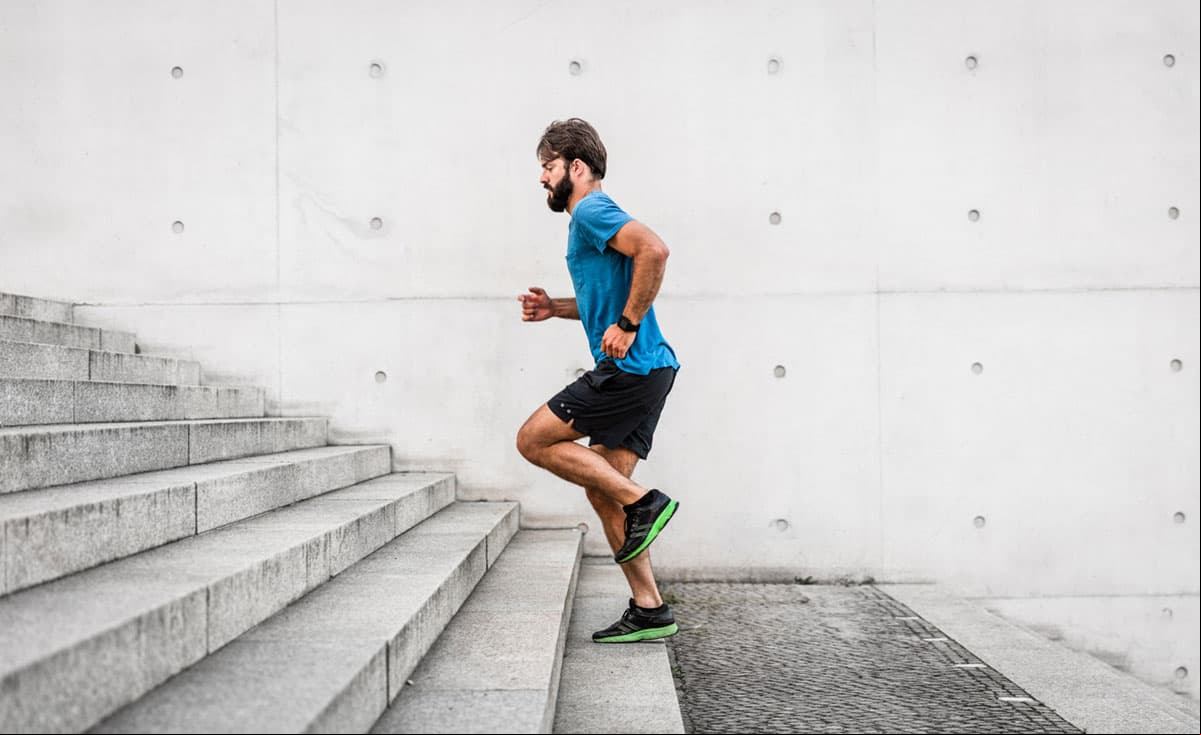 Puedes bajar y subir escaleras, ejercicio que ayudará a acelerar el metabolismo, activar el cuerpo, oxidar la grasa y quemas calorías. Se recomienda hacerlo mínimo por 15 minutos para que sea efectivo y veas resultados.