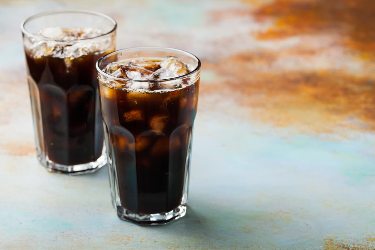 Café, té o refrescos. Estas bebidas aumentan la frecuencia cardíaca, y en consecuencia, la tensión arterial.