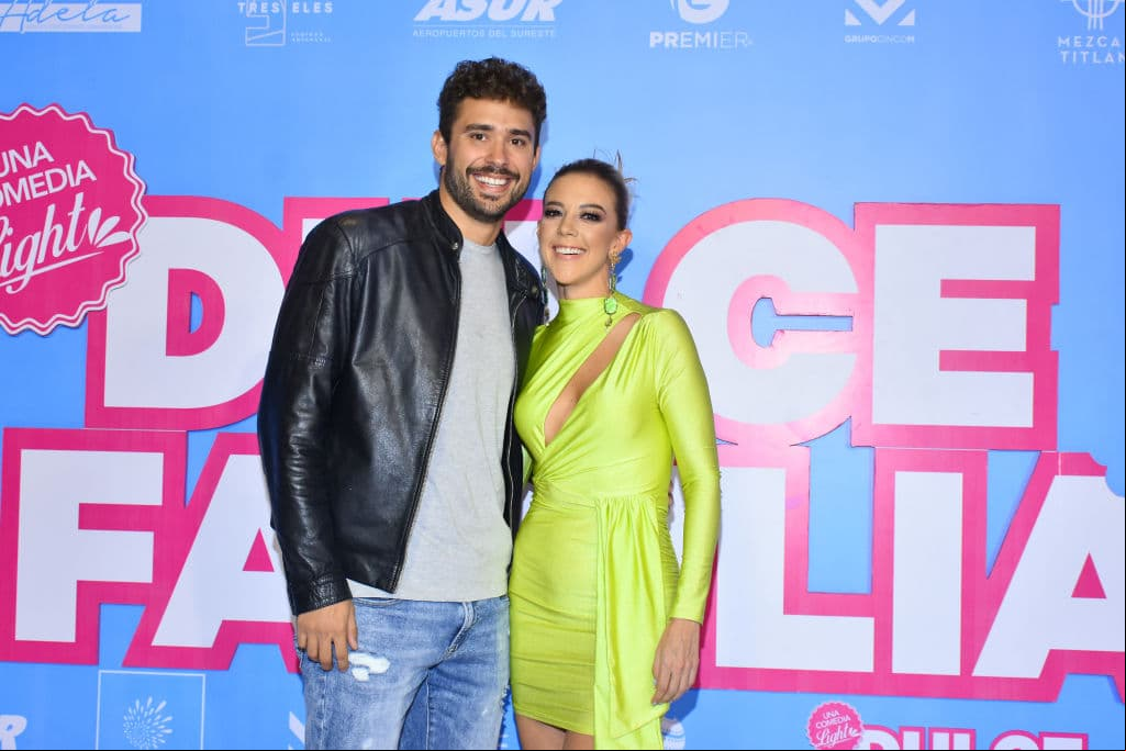 “Hoy es el día de mi persona favorita. Mi mejor regalo de vida (aunque traiga esa cara) y la persona más divertida, noble, sensible y extraordinaria que conozco. Te amo Jarmans. Feliz cumpleaños”, indicó Fernanda Castillo.