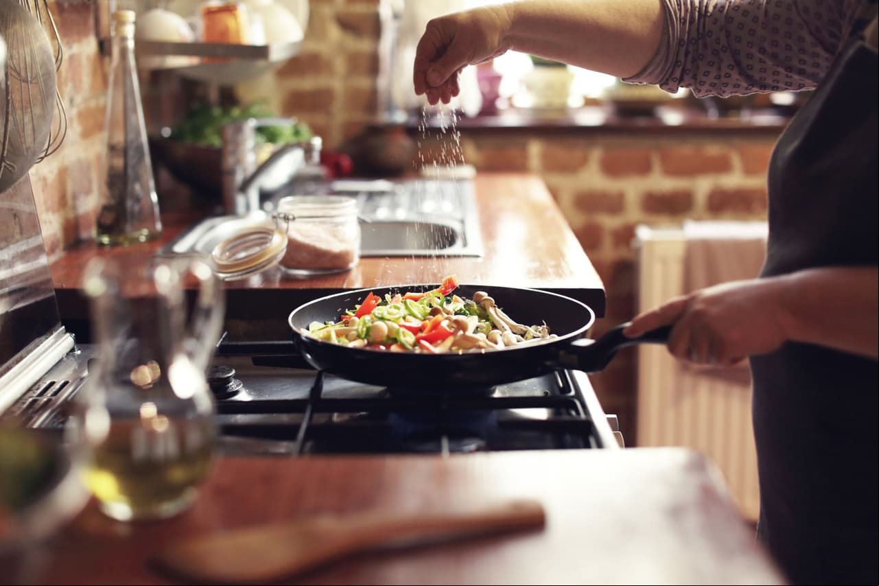 El nutriólogo recomienda preparar los alimentos con poca sal, pero no solo en la noche.