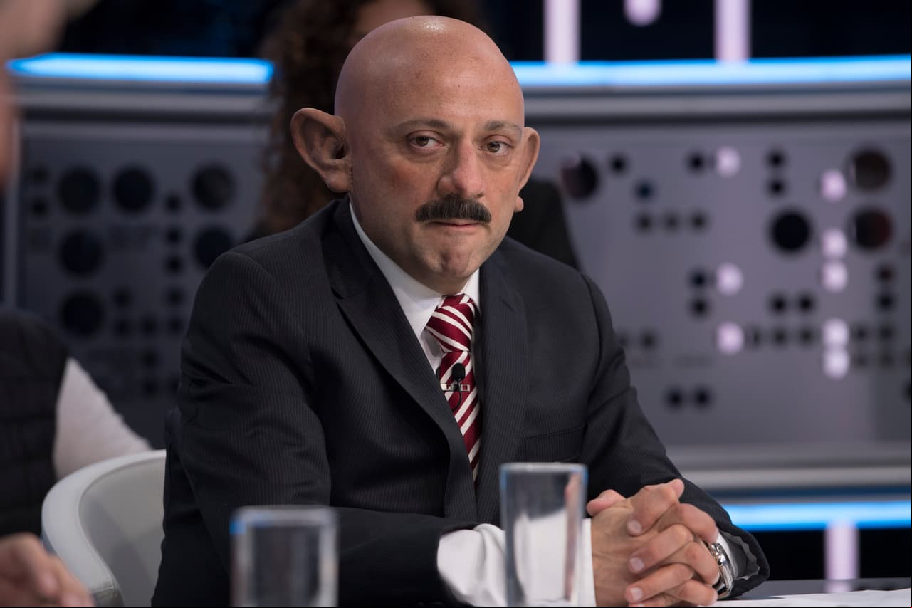 Carlos Salinas de Gortari no dejaba de mirar a Andrés Manuel López Obrador, quien quiere quitarle su pensión de expresidente.