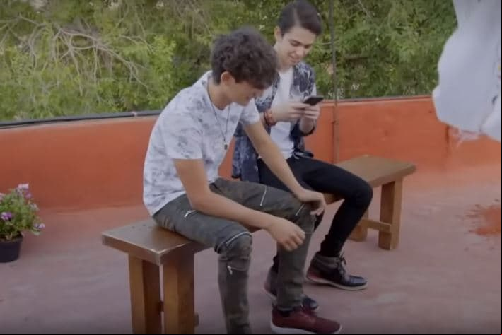 'Temo' le confiesa a 'Diego' los sentimientos que empieza a tener por 'Aris', con quien cada vez tiene una relación más cercana.