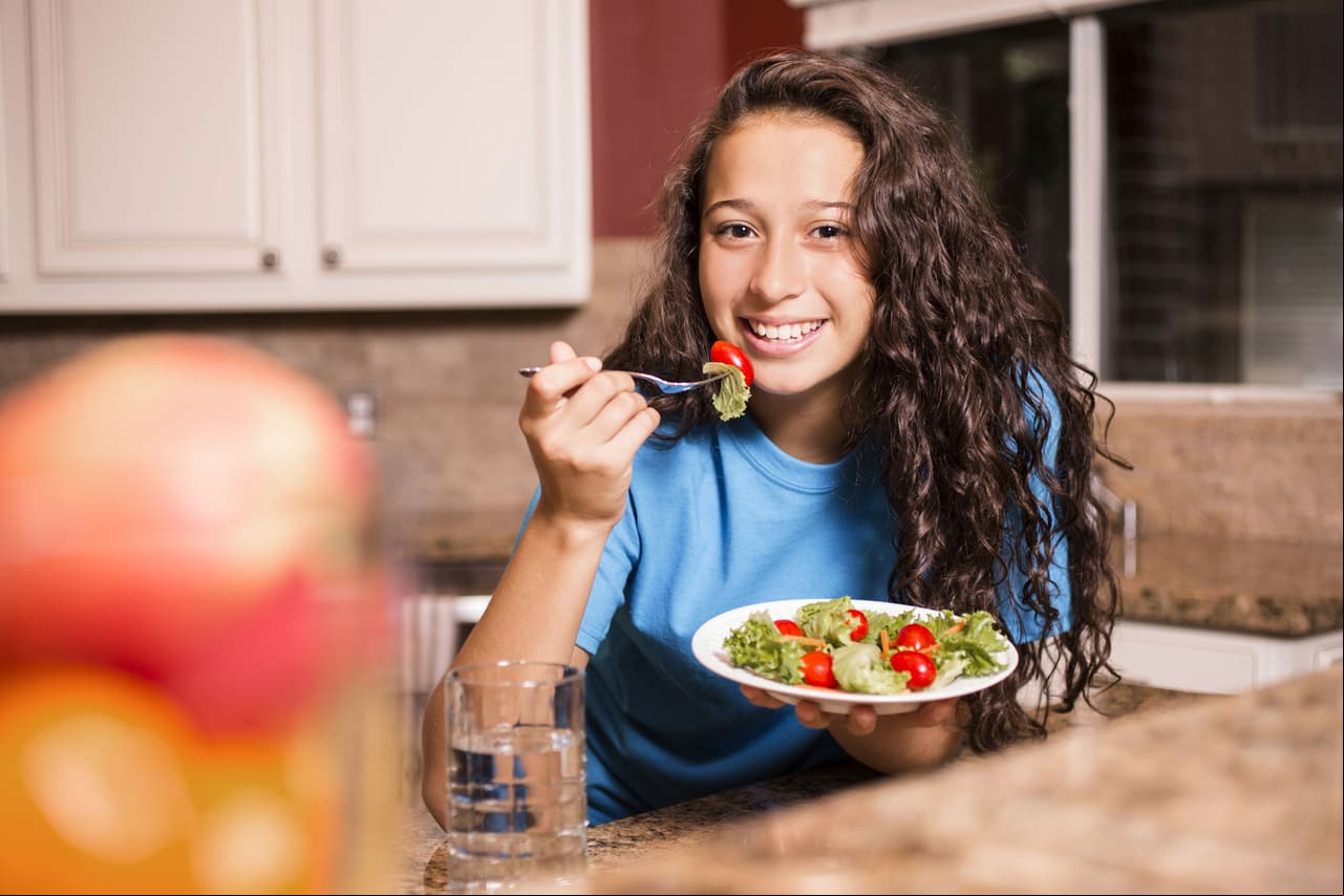 Empezar una dieta no es nada sencillo, ya que requiere de esfuerzo, dinero y paciencia, pero existen algunos tips que pueden ayudarte a bajar esos kilos de más, sobre todo en la noche, el momento en el que quizás es más difícil controlar el apetito.