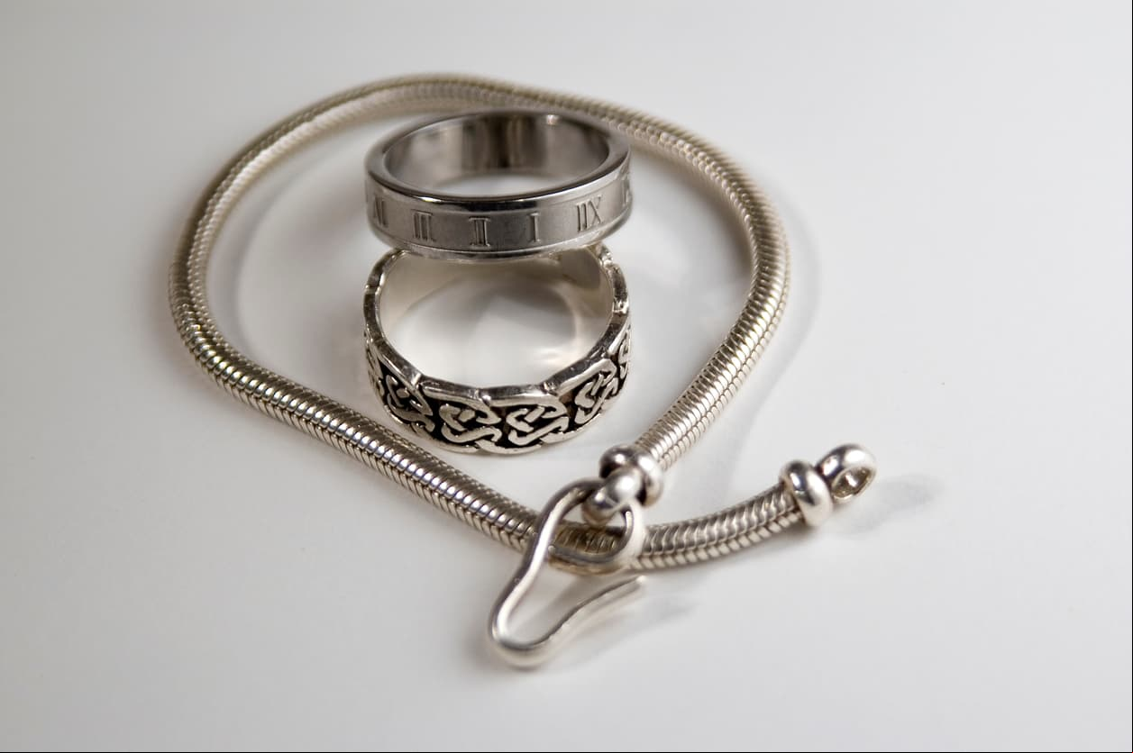 Los mejores metales de protección para Cáncer son el estaño, el oro y la plata. Un anillo, una cadena, un reloj o una pulsera de este material serán un amuleto discreto contra las personas mal intencionadas.