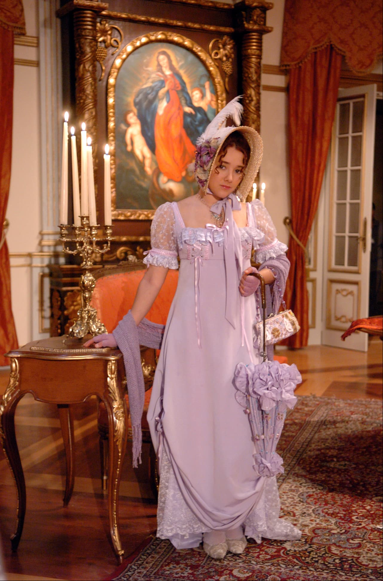 Sherlyn es la tierna y noble 'Marina', una joven que trabaja al servicio de 'Doña Isabel' (Mariana Karr).