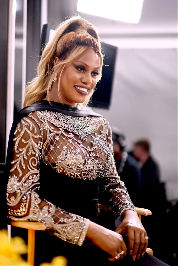 Laverne Cox desfiló por la alfombra roja con un vestido de Michael Fausto en un tono negro con diseños encaje color plata, mientras que las joyas estuvieron a cargo de Mindi Mond y Beladora.