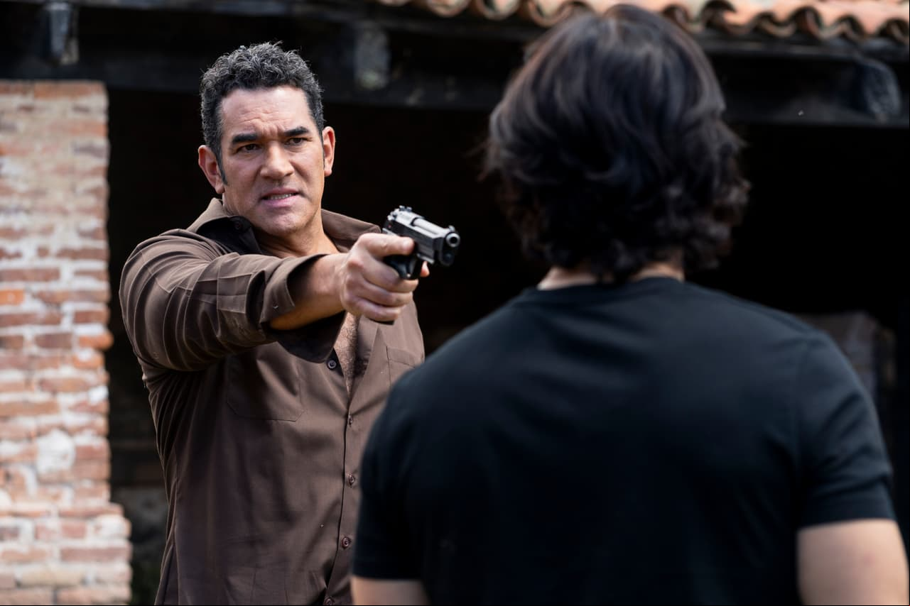 En eso llega 'Rafael' y le exige dejar en paz a la mujer que ama y le asegura renegar de su sangre. 'Octavio' se molesta y, como la quiere para él, le apunta con un arma.