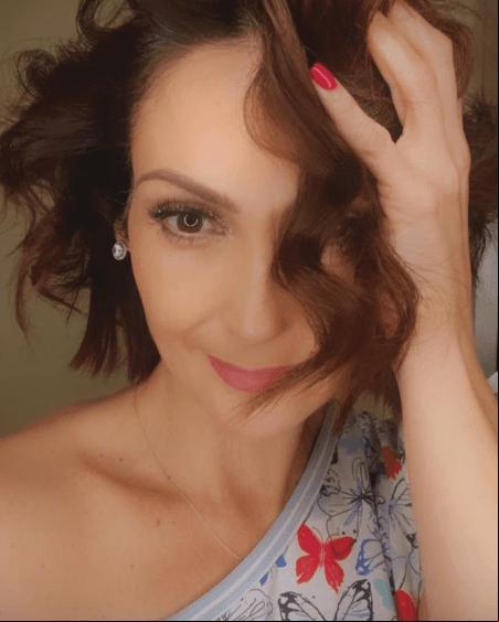 Nora SalinasPara interpretar a su personaje de “La Mexicana y el Güero”, Nora hizo a un lado su larga cabellera negra para usarlo muy corto.
