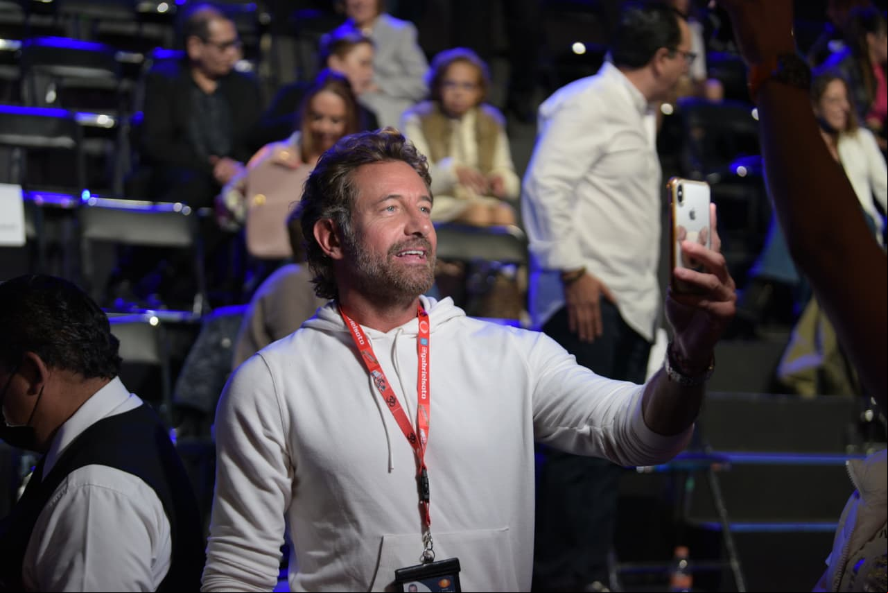 Gabriel Soto aprovechó el momento para hacer transmisiones en vivo y tomarse algunas fotos.