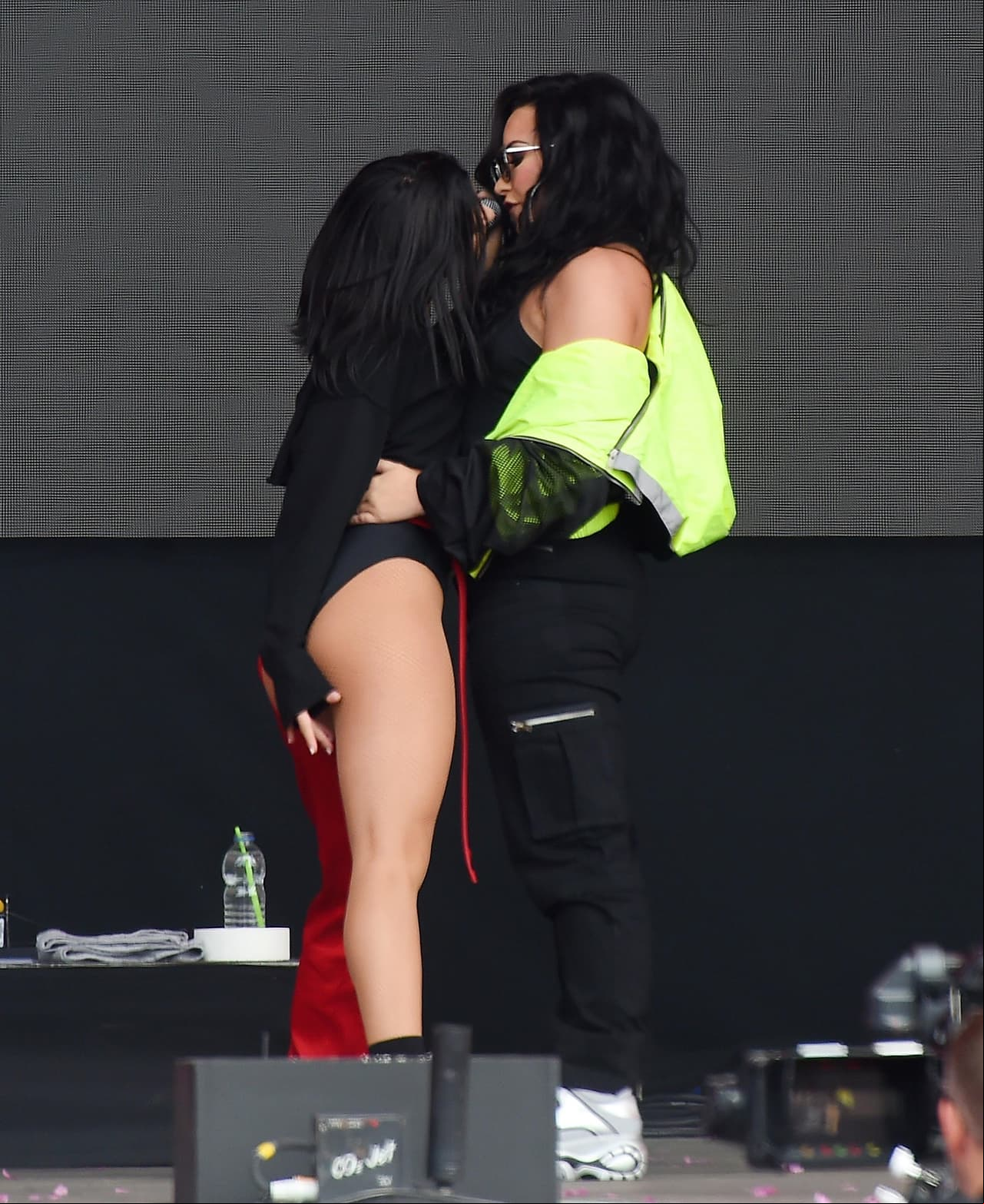 Demi Lovato desata polémica por sexys movimientos con una bailarina 