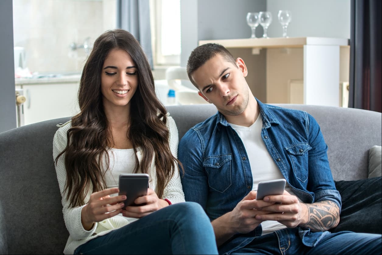 Escorpio. Tu personalidad magnética atrae a muchos. Sabes lo que quieres, así que la elegida tiene grandes posibilidades. Pero, tus celos, tu obsesión y tu vida reservada son tu peor enemigo para tener una relación de pareja estable.