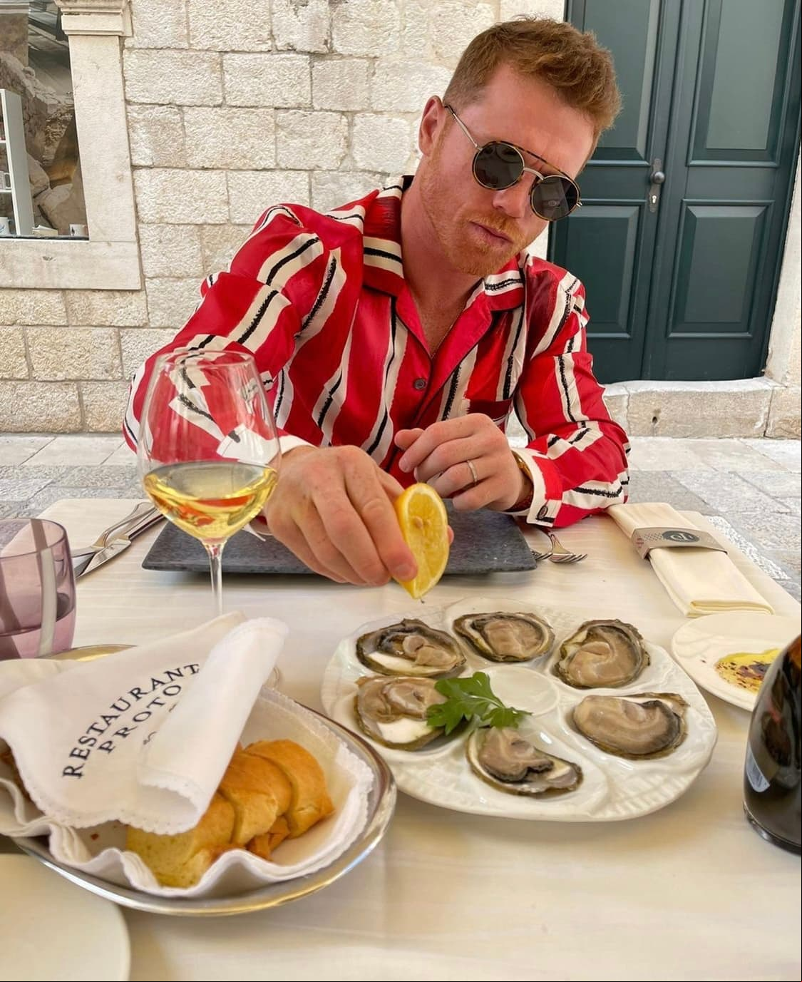 Incluso, esta serie de imágenes dejaron ver que la pareja disfruta de deliciosos manjares en aquel país, conocido especialmente por sus mariscos.