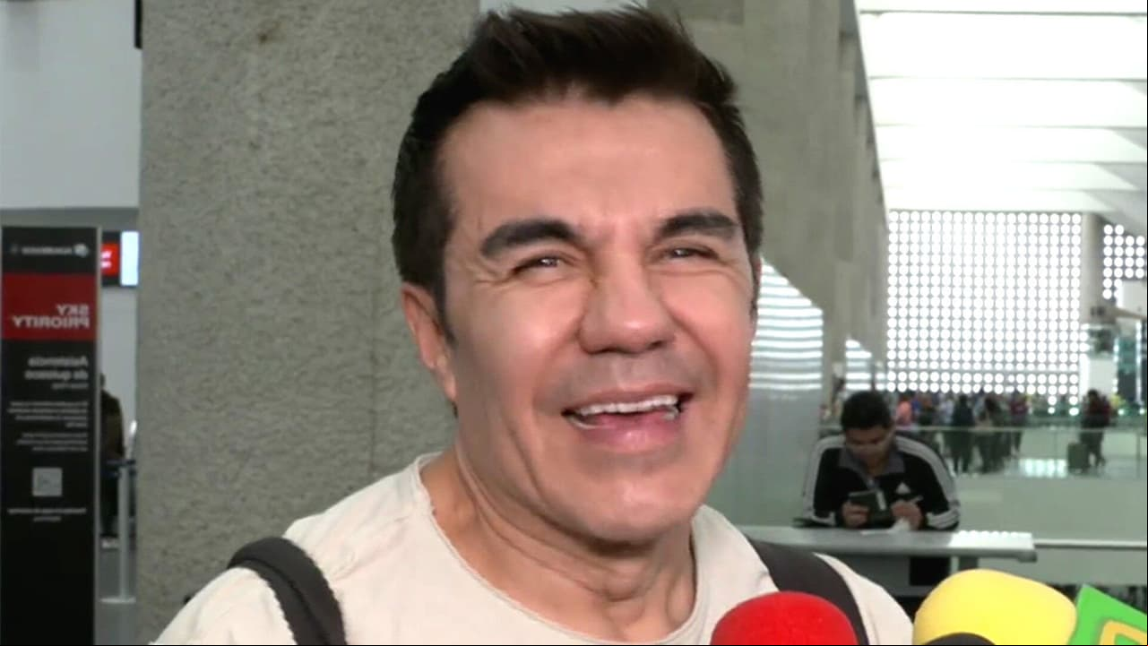 Sorprendimos a Adrián Uribe de viaje con una linda mujer que no es su esposa