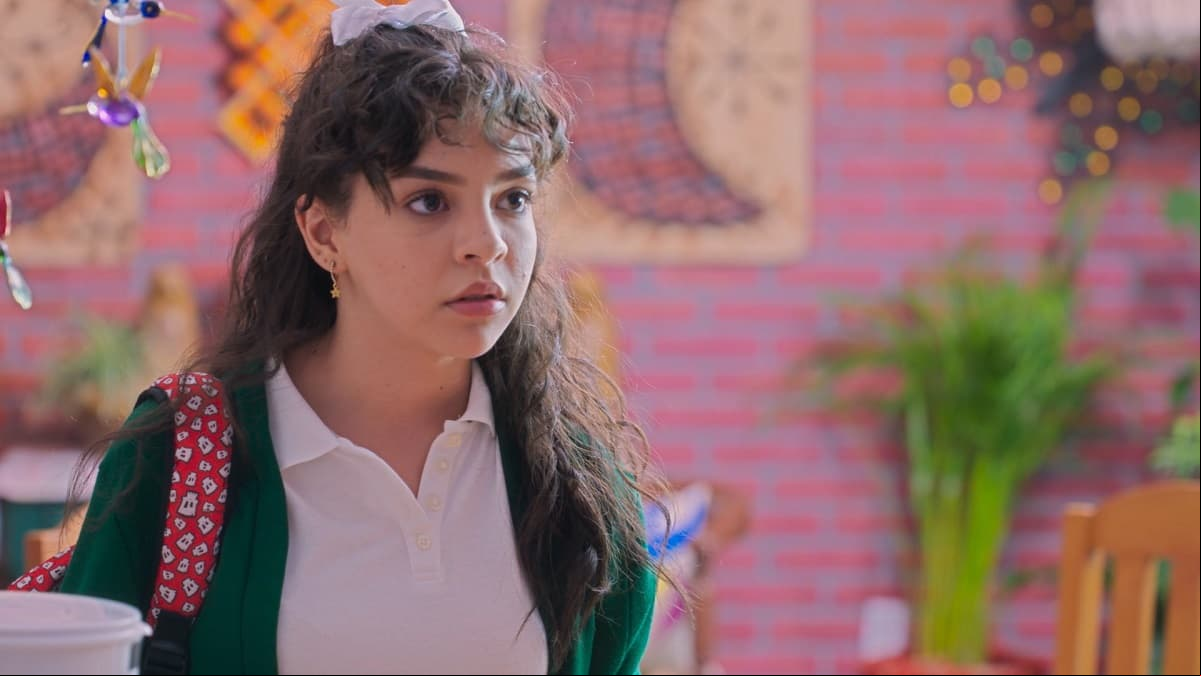 En esta etapa, la joven lució el clásico uniforme de secundaria pública, mostrando aptitudes para la escritura.