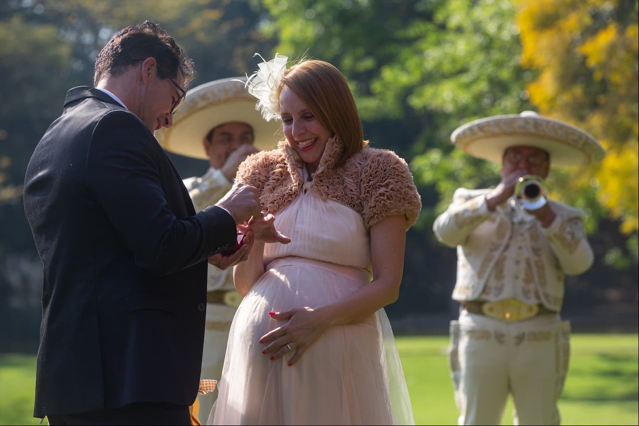 Por su parte, 'Mario' (Julio Camejo) le propuso matrimonio a 'Gladys' (Irán Castillo).